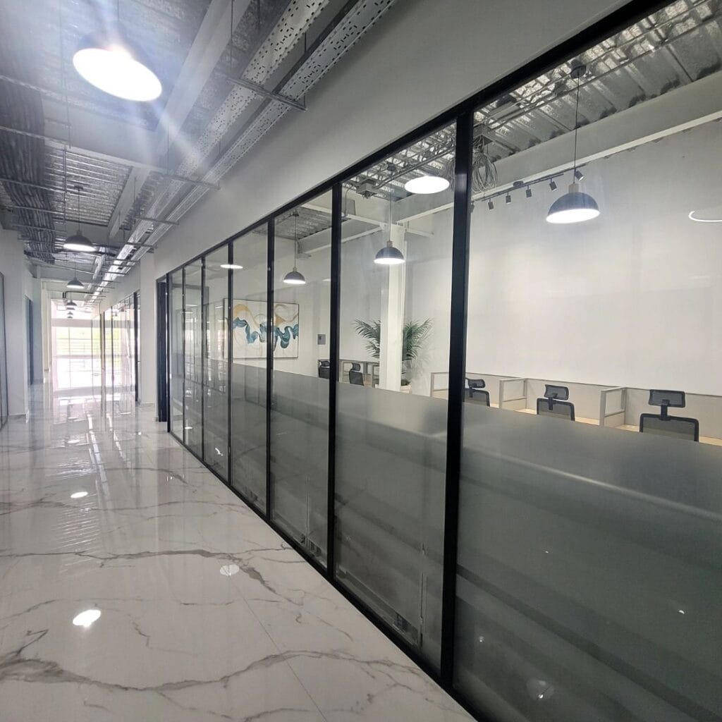 oficina 10 con mas privacidad que el resto para equipos que necesitan aislamiento